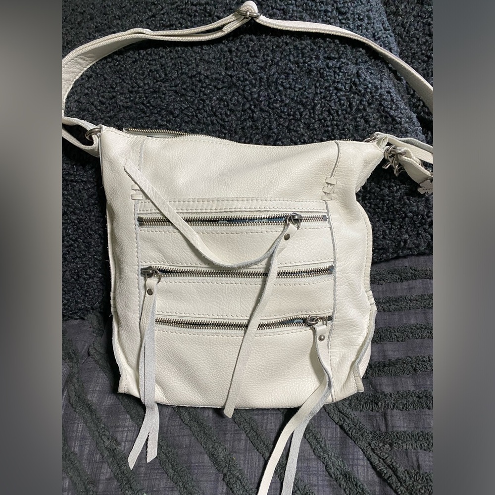 Lk new Lucky Brand Leather Crossbody Purse w/lots of zippered compartments.